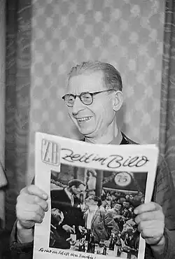 Homme avec le journal Zeit im Bild (Zeitschrift)&nbsp;(de)