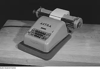 Calculatrice de bureau Astra (origine « Pays de l'Est », diffusée en Europe), 1950.