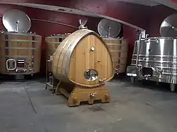 Foudre de forme triangulaire, pièce d'œuvre d'un tonnelier.