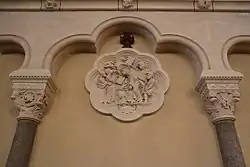 Arcature basse et station du chemin de croix.