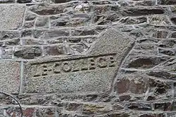 Vestiges du Collège dans la cour de la chapelle.