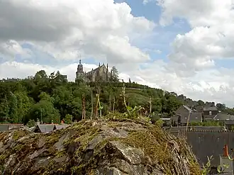 Ville haute : jardin public et église Saint-Léonard.