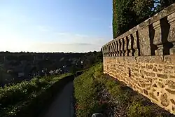 La balustrade de la Place aux Arbres et un sentier descendant vers la Place Leroux.