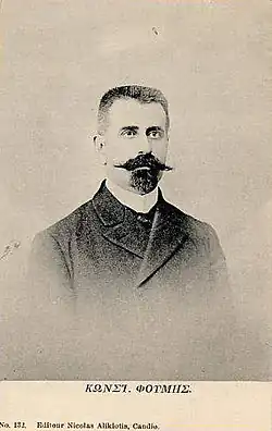 photographie noir et blanc : un homme barbu.