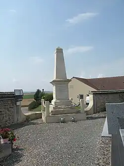 Le monument aux morts.
