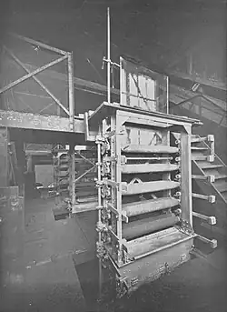 Sortie des feuilles des appareils à étirer.