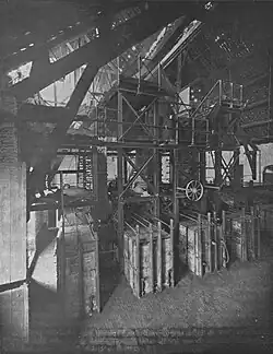 Vue de trois machines à étirer le verre en feuilles sans fin.