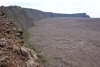 Le rempart de Bellecombe délimite l'enclos Fouqué dans sa partie haute.