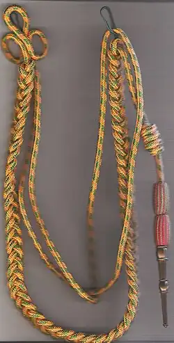 Fourragère, dite « fantaisie », aux couleurs de la médaille militaire et olives des croix de guerre 1914-1918 et 1939-1945(l'olive du bas doit être à demi jaune/vert et demi vert/rouge )