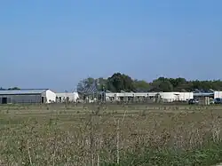 vue d'un complexe de petits logements et de bâtiments communs