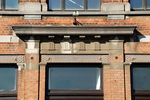 Le couronnement du portail.