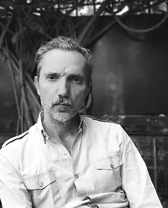 portrait d'un homme, petite barbe grisonnante, grand front