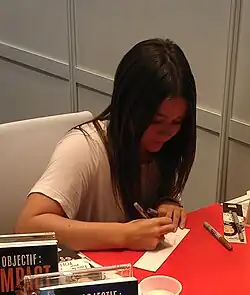 Description de l'image Frédérique Dufort au salon du livre de Montréal 2017.jpg.