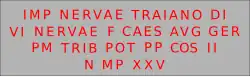 Reproduction d'une borne milliaire romaine avec le texte latin suivant : IMP NERVAE DVROCASSIS DI VI NERVAE F CAES AVG GER PM TRIB POT PP COS II N MP XXV