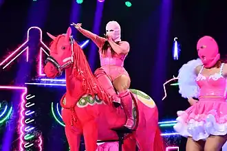 Fröken Snusk interprétant Unga & Fria.