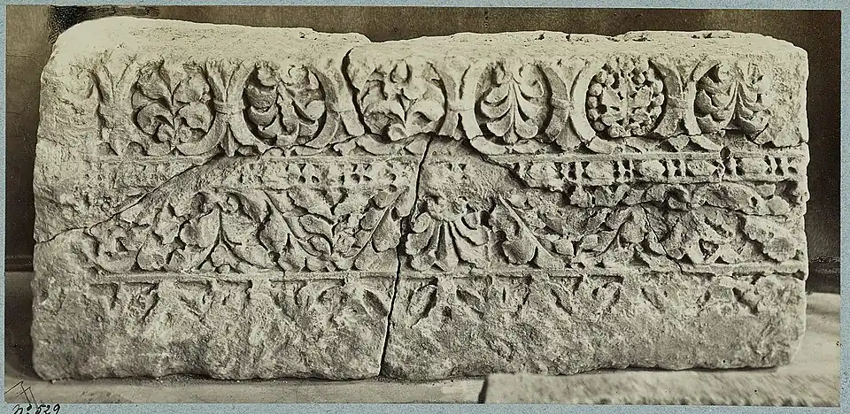 Fragment d'architrave, musée Carnavalet.