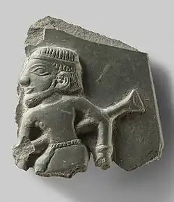 Fragment d'une palette cérémonielle illustrant un homme et un type de bâton, environ 3200–3100 AEC, Naqada III tardif