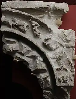 Fragment de plaque mithriaque représentant sur l'arcade les signes du Zodiaque. Bordeaux, milieu-fin IIe&nbsp;siècle Musée d'Aquitaine.