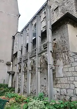 ... ainsi que des fragments de son cloître aujourd'hui disparu.