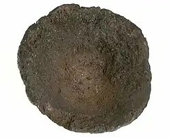 Moule de bronzier en argile cuite, de couleur marron.