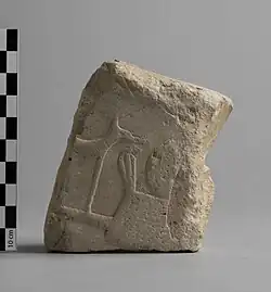 Étendards d'Oupouaout sur l'un des fragments de la chapelle de Djéser à Héliopolis.