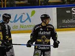 Photographie de François-Pierre Guénette avec le maillot noir de Rouen