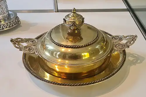 Écuelle couverte avec présentoir en argent doré.