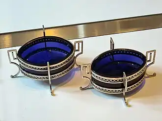 Paire de salières en argent et verre bleu.