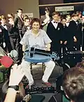 Françoise Bois-Poteur et sa vielle électro-acoustique au salon Musicora de Radio France à Paris en 1991.