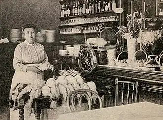 Françoise Fayolle dans son restaurant, rue Duquesne.