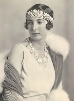 La princesse Françoise d'Orléans arborant la parure de turquoises héritée de la reine Olga (v. 1930).