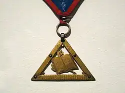 Bijoux du sautoir de l'orateur.