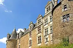 Photographie du logis prise depuis les douves.