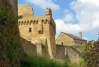 Le donjon et l'enceinte nord.