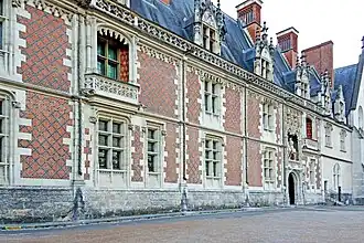Façade en briques et pierres de l'aile Louis XII de Blois (1498-1503).
