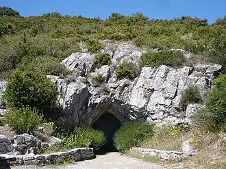 Entrée de la grotte de Limousis.