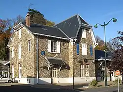 L'aile servant de bureau et de logementdu chef de gare.