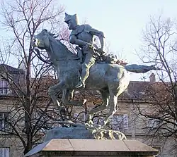 Photographie du ccôté gauche de la statue, en 2014 après restauration.