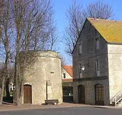 Le colombier, place de l'Amitié.