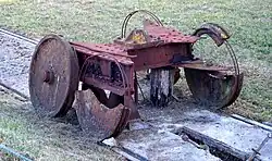 Vestige d'un chariot de porte.
