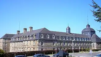 L'hospice Saint-Louis, ancien couvent des Ursulines.