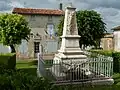 Monument aux mort face à la Mairie