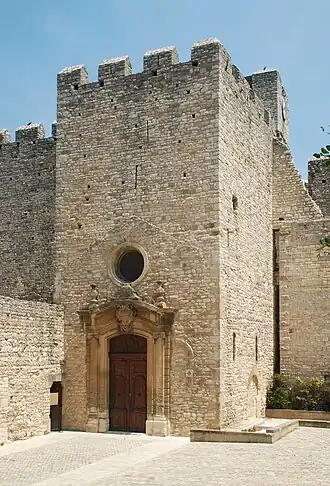 La façade et la tour appelée le Casai, à droite.