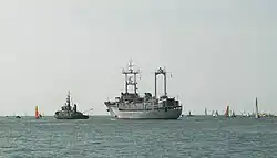 La frégate remorquée pour son carénage (oct. 2026)