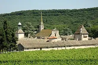 La chartreuse entourée de son vignoble.
