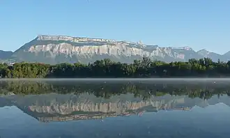 Le mont Saint-Eynard depuis le lac de la Taillat à Meylan.