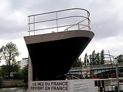 Étrave du France, exposée au port de Grenelle à Paris.