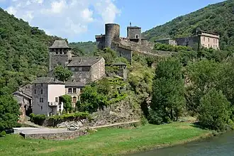 Le château, le village et l'église de Brousse, au bord du Tarn.