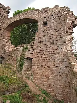 Arche près du donjon du château occidental