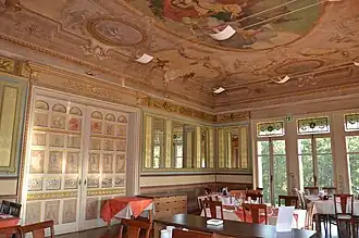 Salle à manger principale et salle de bal, avec trois doubles portes coulissantes menant au fumoir, au salon japonais et au hall d'entrée. Au plafond, médaillon central avec Apollon et les neuf muses.